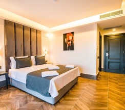 Двухместный номер Deluxe с видом на сад двуспальная кровать в Kas Pier Hotel