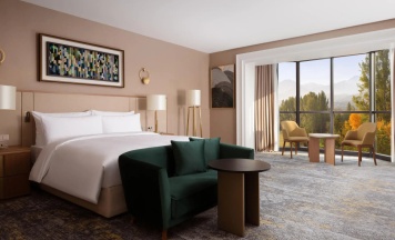 Двухместный полулюкс Executive с панорамным видом на горы двуспальная кровать в Swissotel Wellness Resort Alatau Almaty