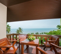 Семейный номер Deluxe с балконом и с видом на море в Отель Royal Beach Boutique Resort & Spa