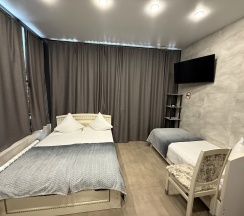 Семейный номер с двуспальной кроватью и 2 односпальными кроватями с кухней в BoxHouse