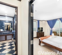 Трёхместный номер Standard с балконом и с красивым видом из окна в Апартаменты OMNIA  Phuket - Waterfront Karon
