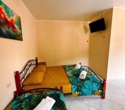 Трёхместный номер Улучшенный с балконом и с красивым видом из окна в Морские истории