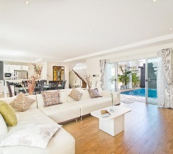 Вилла с балконом в Tropicana Pool Villa