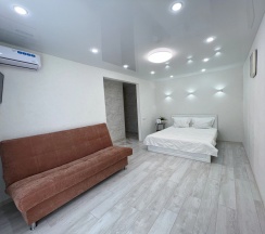 Четырёхместные апартаменты с 2 комнатами с балконом в Apartdzr