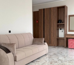 Двухместный люкс с балконом и с красивым видом из окна двуспальная кровать в Лучезарный