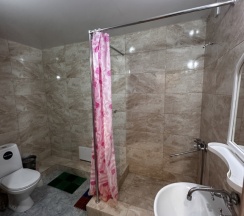 Четырёхместный семейный люкс с балконом и с видом на город в Закавказье