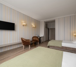 Семейный Полулюкс с 1 двуспальной и 1 односпальной кроватями в Ka Royal Hotel Boutique