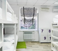 Кровать в 10-местном общем номере в Maxi House