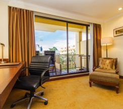 Двухместный номер Premium с видом на сад двуспальная кровать в Dusit Thani Pattaya