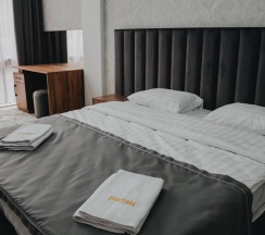 Люкс 3-х комнатный с балконом в Ахтынские бани №1