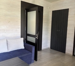 Четырёхместный семейный номер Classic с балконом и с видом на горы в Golden House Hotel