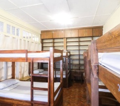 Кровать в общем номере в Kamuning Hostel