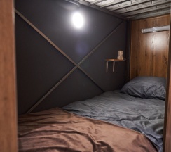 Кровать в общем номере (мужской номер) в Gagarin Capsule Hotel