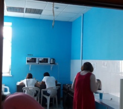 Кровать в общем номере с красивым видом из окна в На Фестивальной