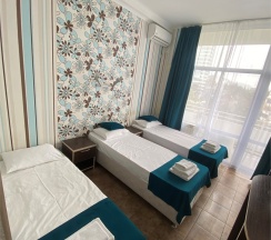 Трехместный номер с открытым балконом и боковым видом на море в Joy apartments