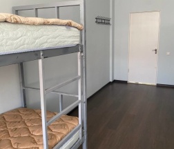 Кровать в общем номере (мужской номер) в Свои люди