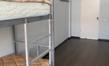 Кровать в общем номере (мужской номер) в Свои люди