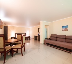 Семейный номер на трех-четырех гостей с большой террасой и видом во двор (корпус К) в Оптимист