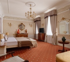 Премиум Люкс "Талион" с видом на Строгановский дворец и реку Мойку в Taleon Imperial Hotel
