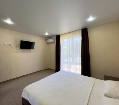 Апартаменты с 2 комнатами с балконом и с красивым видом из окна в Лазурный берег