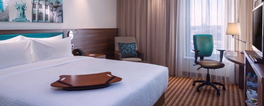 Номер с кроватью размера "queen-size" в Hampton by Hilton Voronezh