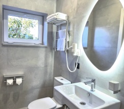 Top Studio room с одной большой кроватью и диваном на верхнем этаже в Leto