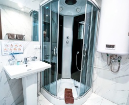 Стандарт трехместный с двуспальной и односпальной кроватью в Vladi Stay