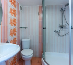 Номер с отдельным входом. Возможно размещение с небольшими животными. в Радуга