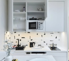 Двухместный номер Deluxe с балконом и с видом на город 2 отдельные кровати в Апартаменты Новые в Минск-Мир возле Avia mall