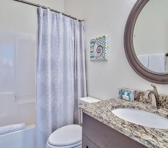 Коттедж с 4 комнатами с видом на море в Beach Nest 4 Bedroom Holiday Home by Five Star Properties
