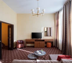 Апартаменты с ванной и балконом в My Favourite Garden Hotel