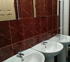 Кровать в 3-местном общем мужском номере (без окна) в Вежливый лось
