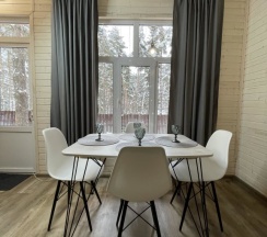 Коттедж с красивым видом из окна в Baza les