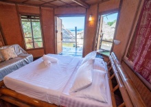 Коттедж Цокольный этаж с балконом в Paree Hut Resort Koh Sichang