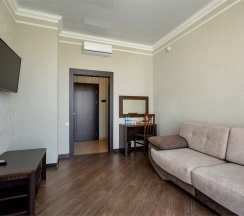 Номер первой категории  "Улучшенный люкс с балконом" в Mari