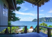 Бунгало с балконом и с видом на море в HIP Seaview Resort at Phi Phi