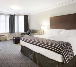 Двухместный люкс двуспальная кровать в Sandman Hotel Vancouver Downtown