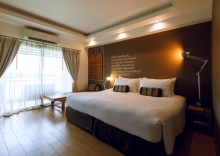 Двухместный номер Standard с видом на озеро двуспальная кровать в Blu Monkey Brown House Udonthani