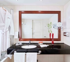Люкс с двуспальной кроватью в Cosmos St. Petersburg Olympia Garden Hotel