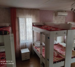 Кровать в общем номере с красивым видом из окна в На Орманова