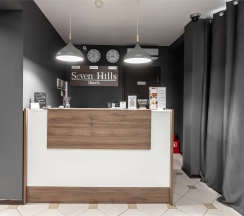 Улучшенный номер с кроватью размера "king-size" и креслом в Seven hills