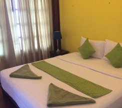 Двухместное бунгало Superior с видом на бассейн двуспальная кровать в Tharathip Resort