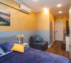 Двухместный номер с кухней, одной двуспальной кроватью с собственной ванной комнатой и дополнительным спальным местом в Goldie Home