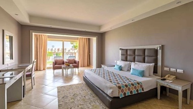 Двухместный номер Deluxe с видом на бассейн двуспальная кровать в Sunrise Crystal Bay Resort