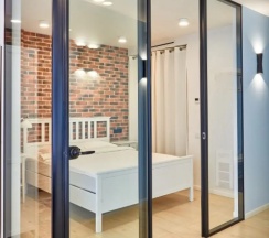 Двухместный люкс двуспальная кровать в Апартаменты Румер в современном жилом комплексе у ТЦ Дана Молл