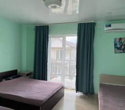 Комната стандарт с 2 односпальными и 1 двуспальной кроватью №3 в Алешкина мечта