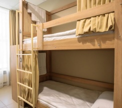Кровать в 4-местном общем мужском номере в Pillow Hostel