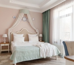 Двухместный люкс Provence №30 с 2 комнатами с балконом и с видом на парк двуспальная кровать в Лель