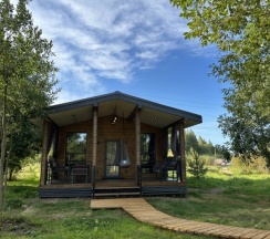 Семейный коттедж с красивым видом из окна в Болото