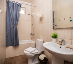 Стандарт 4-местный с двуспальной и односпальной кроватями и балконом в Джульетта